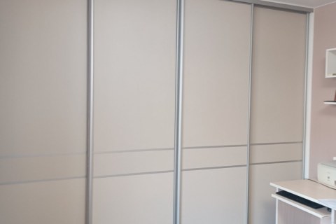 практичный и вместительный встроенный шкаф-купе во всю стену