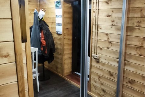 Функциональный встроенный шкаф-купе с элегантными дверями и зеркальными вставками