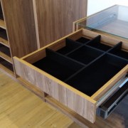 Выдвижной ящик для мелочей в шкафу фото