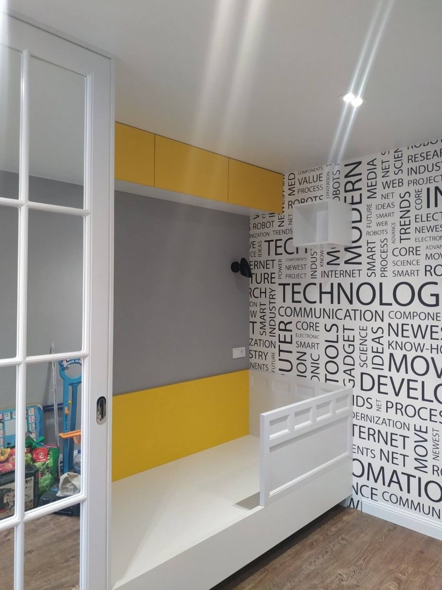 Комплект мебели в детскую кровать фото