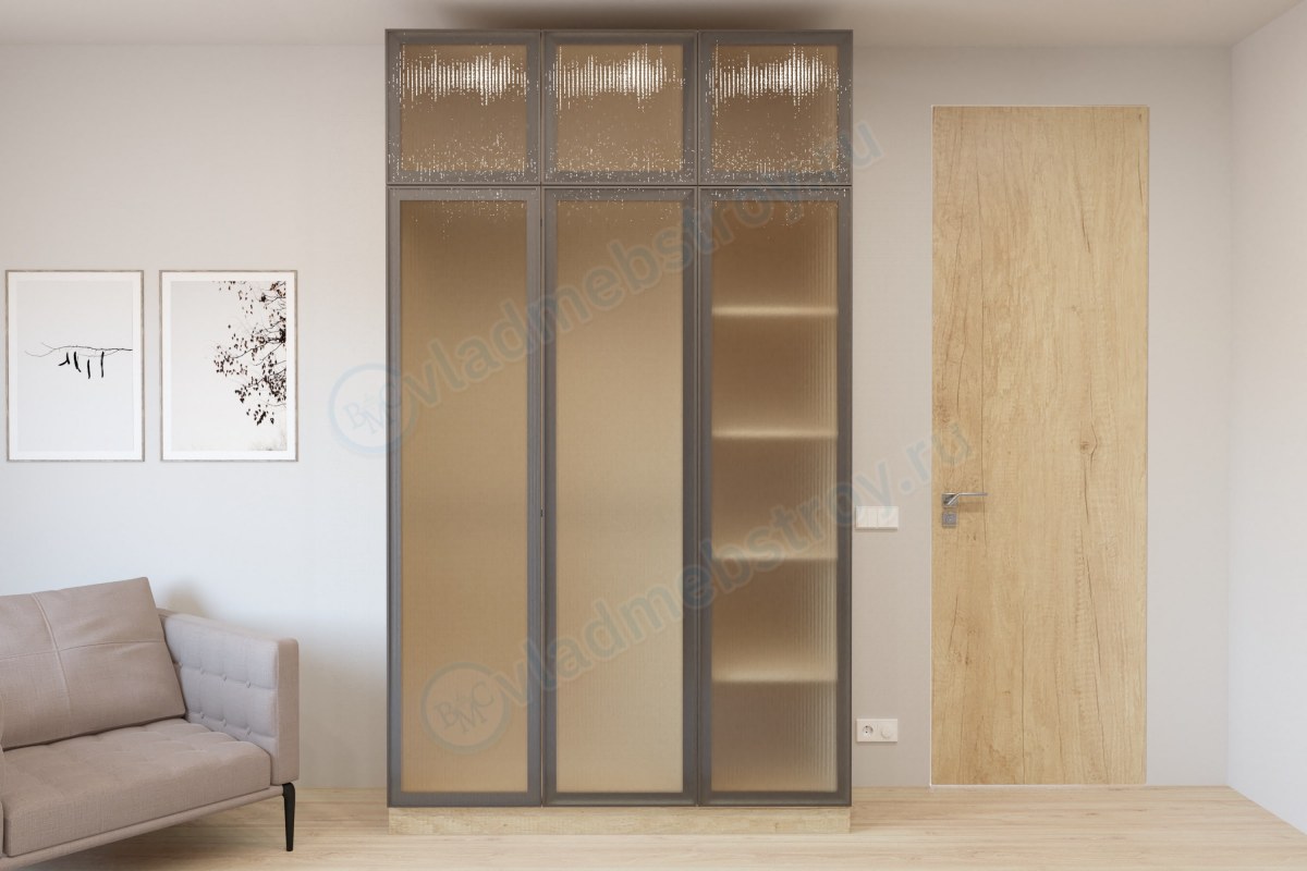 Шкаф со стеклянными дверцами