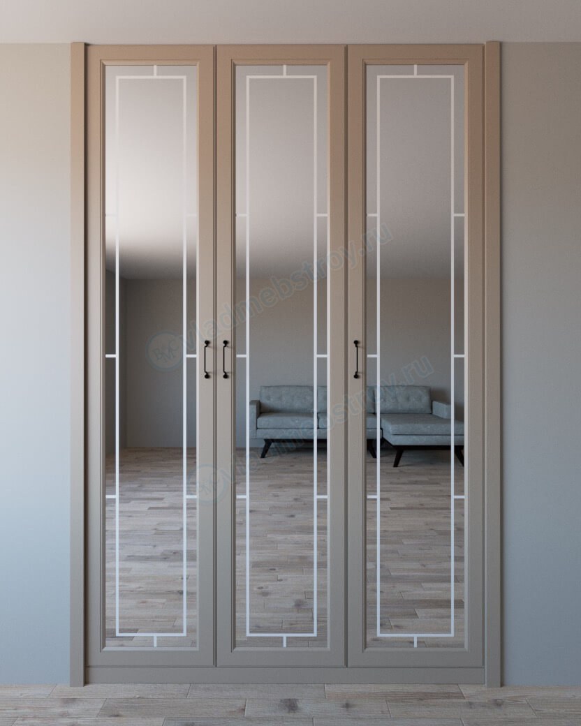 Распашной шкаф в классическом стиле с зеркальными дверцами