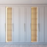 Широкий классический шкаф от пола до потолка