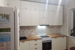 Кухня с глухими дверцами