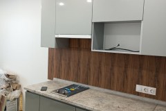 Небольшая глянцевая угловая кухня на заказ