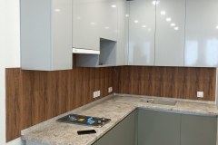 Угловая глянцева кухня 