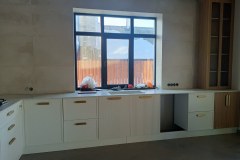 Кухня со столешницей из кварцевого камня