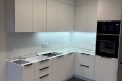 Угловая кухня с антресолями