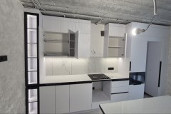 Современная кухня с 3D-фрезеровкой и алюминиевыми вставками