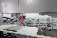 Кухня с фартуком из стекла и фотопечатью фото