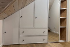 Шкаф для мансарды на заказ фото