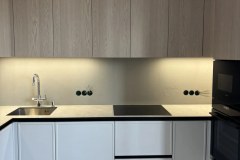 Современная угловая кухня с выразительными деталями фото