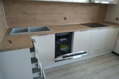 Кухня с встроенной посудомоечной машиной фото