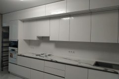 Белая глянцевая кухня с подсветкой фото