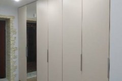 Встроенный распашной шкаф во всю стену фото