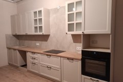 Классический кухонный гарнитур бежевый фото