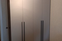 Классный распашной шкаф с ручками рейлинг фото