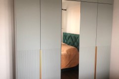 Распашной шкаф с зеркалом в спальню фото