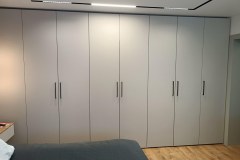 Большой широкий шкаф во всю стену 