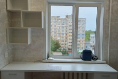 Письменный стол под окном на заказ