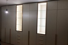 Большой шкаф во всю стену