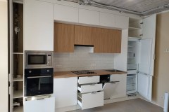 Используются петли с доводчиками Boyard