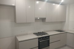 Белоснежная угловая кухня на заказ