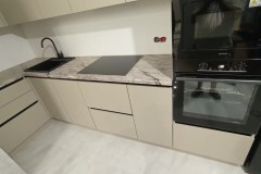 Изящная и компактная кухня на заказ под потолок