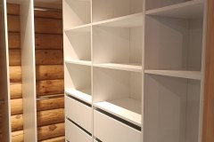 Гардеробная с выдвижными ящиками