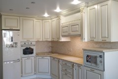 Белая кухня с патиной красное золото фото