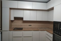 Белый кухонный гарнтитур в стиле минимал