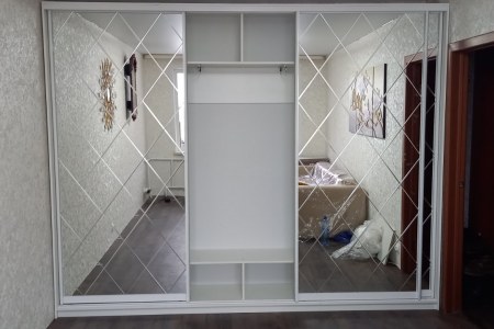 Широкий шкаф-купе с зеркалами и алмазной гравировкой фото