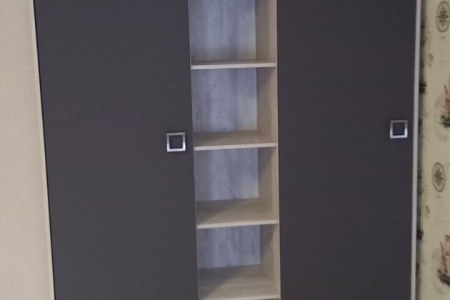 Шкаф со скошенным углом на мансарде фото