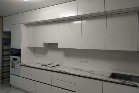 Белая глянцевая кухня с подсветкой фото