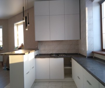 Угловая кухня с баром и ящиками фото