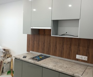 Небольшая глянцевая угловая кухня на заказ