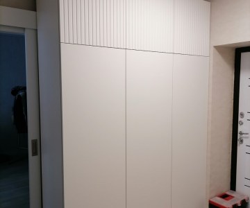 Распашной шкаф с антресолью и фрезеровкой