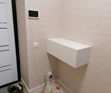 комплект из распашного шкафа и подвесной консоли