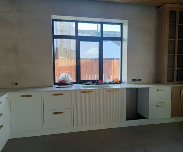 Кухня со столешницей из кварцевого камня