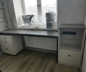 Стол у окна на заказ