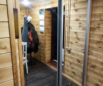 Функциональный встроенный шкаф-купе с элегантными дверями и зеркальными вставками