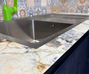 Кухня со столешницей компакт 