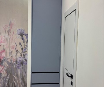 Компактный встроенный распашной шкаф на заказ