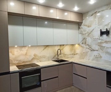 Просторная угловая кухня фото