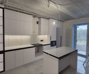 Современная кухня с алюминиевыми вставками