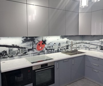 Кухня с фартуком из стекла и подсветкой фото