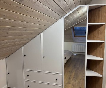 Шкаф в мансарду на заказ фото
