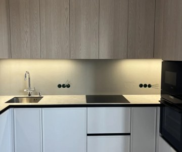 Современная угловая кухня с выразительными деталями Современная угловая кухня с выразительными деталями фото