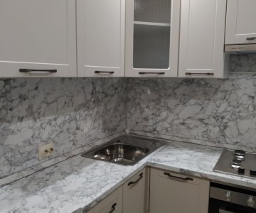 Небольшая кухня с техникой под ключ