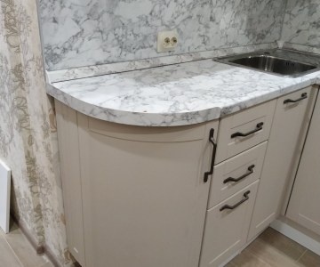 Уютная скромная кухня с техникой под ключ